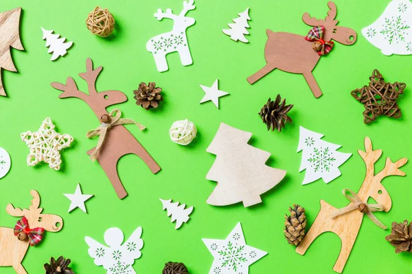 Noel oyuncakları ve dekorasyonlarla dolu yeşil bir arka plan. Mutlu yıllar konsepti.