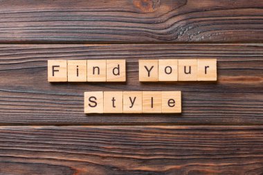 Tahta blokta yazan tarzını bul. tablo üzerinde biçim metnini bul, konsept.