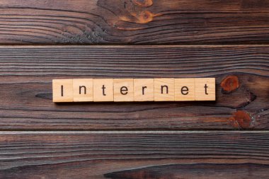 Ağaç bloğa yazılmış internetten. Çimento sehpası üzerindeki internetteki metin, konseptin için.