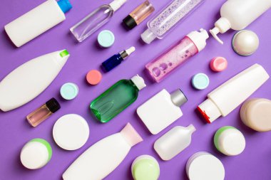 Plastik gövde bakımı şişesi düz kompozisyonu ve renkli arka plan boşluğuna kozmetik ürünler dizayn edilmişti. Beyaz Kozmetik kapları kümesi, kopya alanı ile üst görünüm.