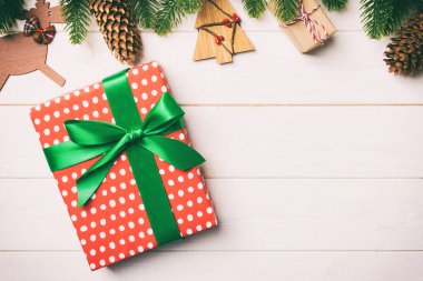 En iyi köknar ağacı manzarası, yeni yıl süslemeleri ve ahşap arka planda hediye. Kopya alanı ile Noel kavramı.