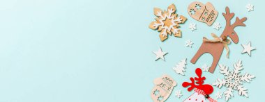 Bayram dekorasyonları ve mavi arka planda oyuncaklar. Tasarımınız için boş alanı olan Noel süsü konsepti.