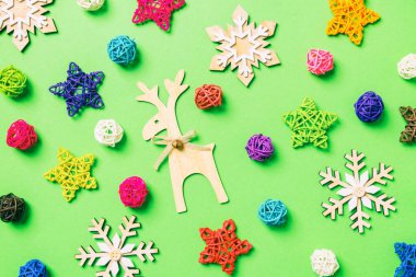 Yeşil arka planda yeni yıl süslemeleri. Kutlama yıldızları ve topları. Mutlu Noeller..