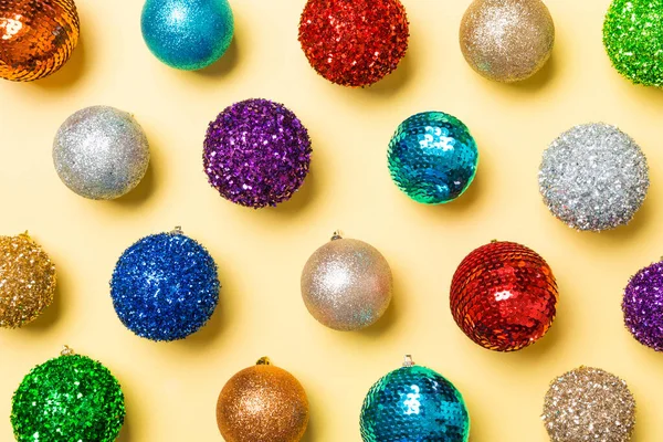 Vue Dessus Des Boules Noël Colorées Sur Fond Jaune Nouvelle — Photo