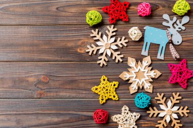 Ahşap arka planda Noel süsleri ve oyuncaklarının en üst görüntüsü. Uzayı kopyala Tasarımın için boş bir yer. Yeni yıl konsepti.