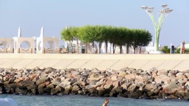 Odessa 'daki Idyllic manzarası. Kafe kıyıya yakın büyük yeşil ağaçlarla süslenmiştir.