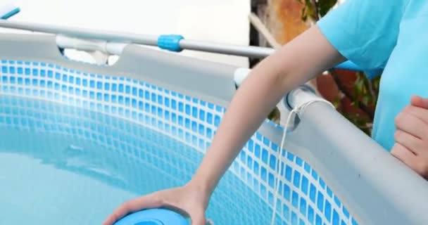 Munkás kezek fertőtlenítése és a víz klórozása a medencében. Tisztítás a szennyezőanyag-medence klóradagolójából — Stock videók