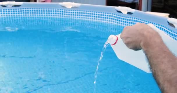 Reinigung eines PVC-Rahmenbeckens von Algen durch Eingießen von Perhydrol, Konzept der Reinigung — Stockvideo