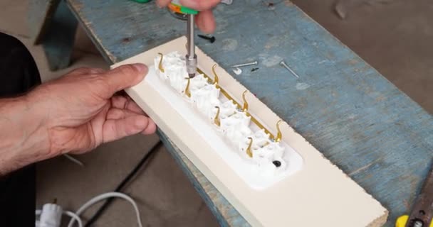 Man het maken van een verlengsnoer socket — Stockvideo