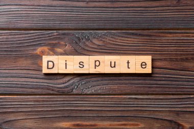 Tahta blokta yazan tartışmalı kelime. tablo üzerinde tartışmalı metin, kavram.