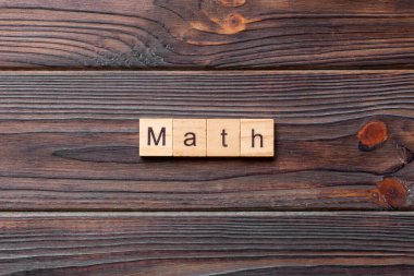 Tahta blokta yazılı matematik kelimesi. Tablo üzerinde matematik metni, konsept.