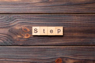 Tahta blokta yazılı bir kelime. masadaki adım metni, kavram.