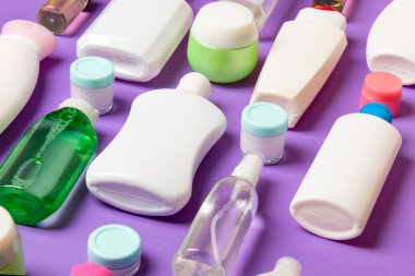 Plastik gövde bakımı şişesi düz kompozisyonu ve renkli arka plan boşluğuna kozmetik ürünler dizayn edilmişti. Beyaz Kozmetik kapları kümesi, kopya alanı ile üst görünüm.