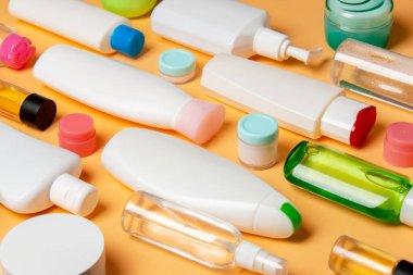 Plastik gövde bakımı şişesi düz kompozisyonu ve renkli arka plan boşluğuna kozmetik ürünler dizayn edilmişti. Beyaz Kozmetik kapları kümesi, kopya alanı ile üst görünüm.