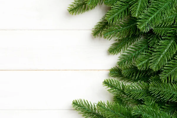 用冷杉树枝制作的圣诞背景头像 带有木制背景复制空间的新年概念 — 图库照片
