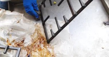 Mutfak sobasını temizleyen kadına yakın dur.