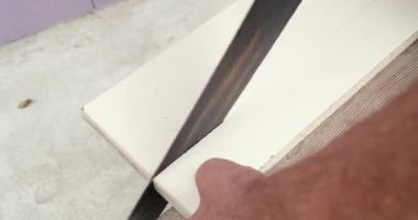 Bahçede tahta testereyle tahta kesen adam.