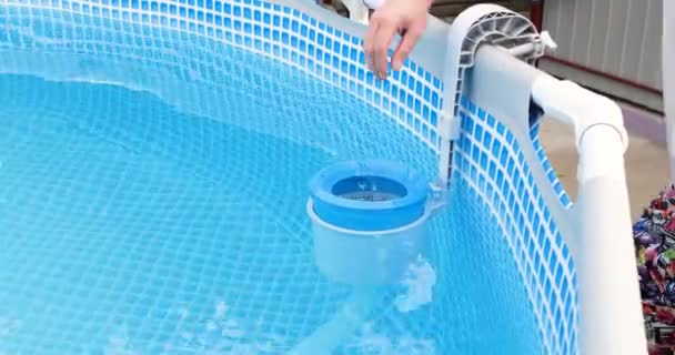 Schiumatoio per la piscina cornice. Concetto di pulizia della piscina contaminata — Video Stock