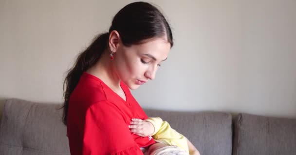 Mamma som ammar hemma. Moderskap och moderskapsvård. Glada mamma njuta av amning — Stockvideo