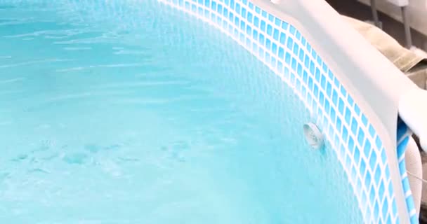 Filtr basenowy działa w niebieskim basenie — Wideo stockowe