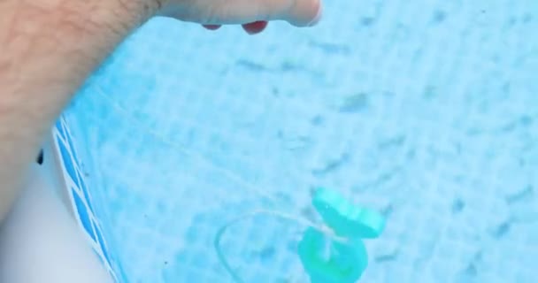 Um homem verifica a temperatura na piscina de molduras — Vídeo de Stock