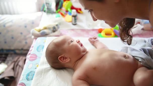 Autentico primo piano colpo di giovane madre sta giocando e baciando con il suo bambino appena nato. Concetto di maternità — Video Stock