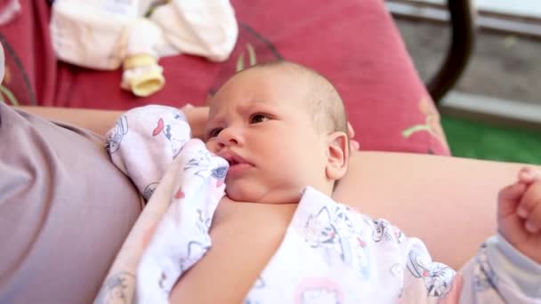 Ouders spelen met pasgeboren kind houden hem in hun armen close-up — Stockvideo