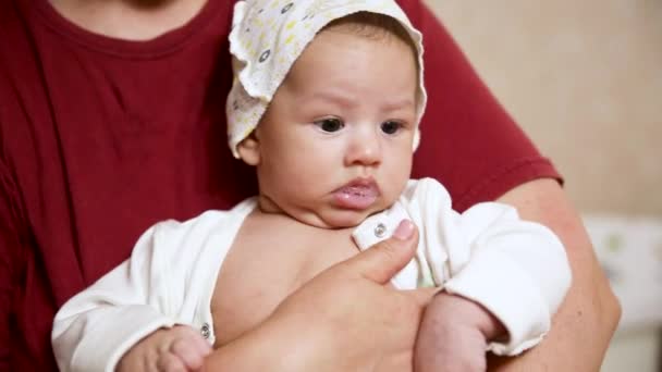 Крупный план милого удивленного младенца Мальчика на маминых руках — стоковое видео
