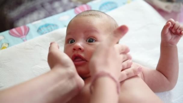 La madre que cuida y el bebé recién nacido están jugando en la mañana — Vídeos de Stock