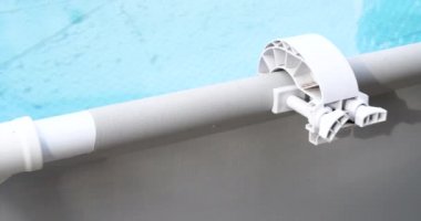Çerçeve havuzu için kaypak. Kirli havuz temizleme konsepti