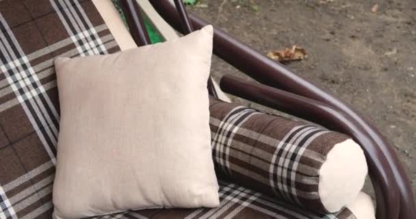 Gartenschaukel Sofa auf dem Rasen im Sommer — Stockvideo