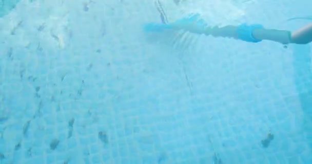 Pulizia piscina con un pennello speciale — Video Stock