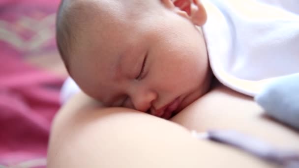 Маленький мальчик спит на маминой груди на открытом воздухе — стоковое видео