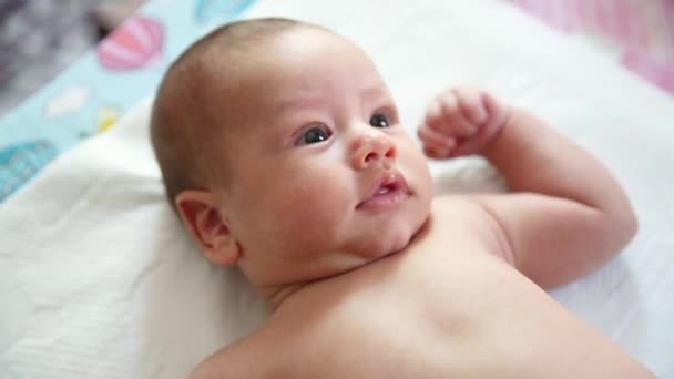 Primer plano de la joven madre está jugando con su bebé recién nacido en un vivero en una mañana. Concepto de maternidad — Vídeos de Stock