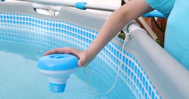Arbeiter Hände isInfektion und Chlorierung des Wassers im Pool. Reinigung aus Chlorspender für Verschmutzungsbecken — Stockvideo