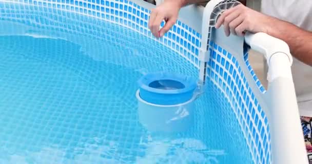 Escumadeira para a piscina de molduras. Conceito de limpeza de piscinas contaminadas — Vídeo de Stock