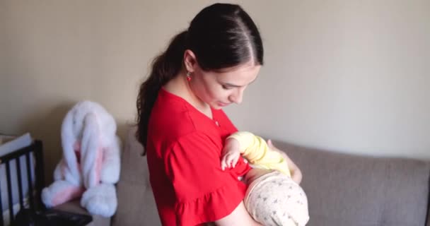 Mãe amamentando bebê em casa. conceito de maternidade e maternidade. Mãe alegre gosta de amamentar — Vídeo de Stock