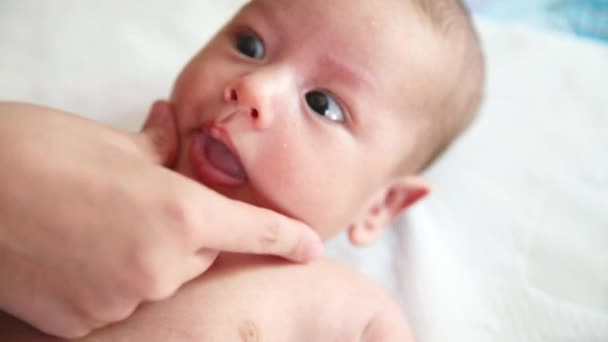 Close-up shot van jonge moeder speelt met haar pasgeboren baby in een kinderkamer in een ochtend. Begrip moederschap — Stockvideo