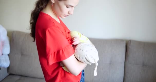 Matka kojící dítě doma. koncepce mateřství a mateřské péče. Veselý maminka těšit kojení — Stock video