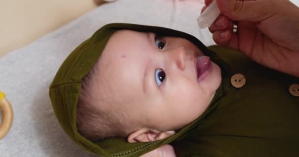 Lindo bebé tomando la gota de vacuna contra el rotavirus de la pipeta — Vídeos de Stock