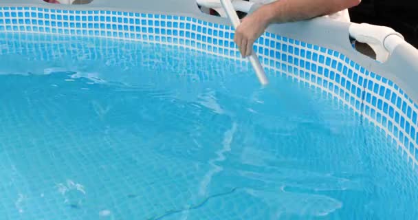 Limpieza de piscina con un cepillo especial — Vídeos de Stock