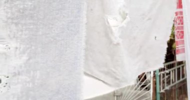 Dışarısı eski püskü yırtık pırtık.