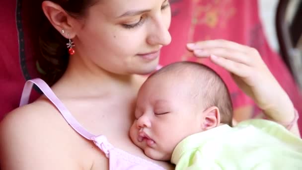 Kleine baby jongen slapen op moeders borst outdoor — Stockvideo