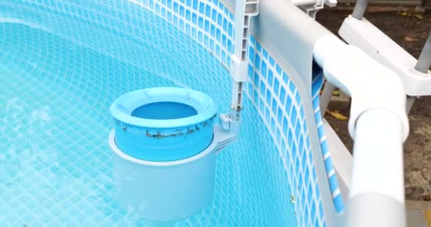 Écumeur pour la piscine de cadre. Concept de nettoyage de piscine contaminée — Video