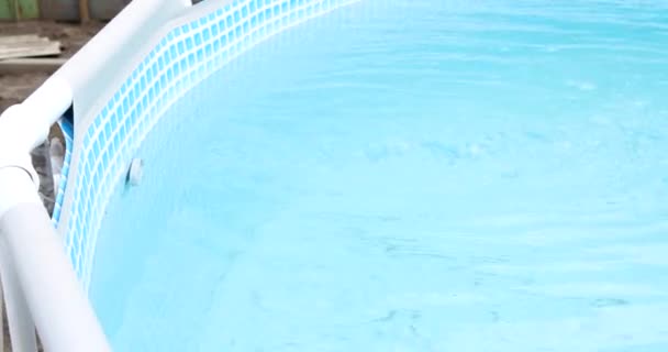 Zwembadfilter werkt in het blauwe zwembad — Stockvideo