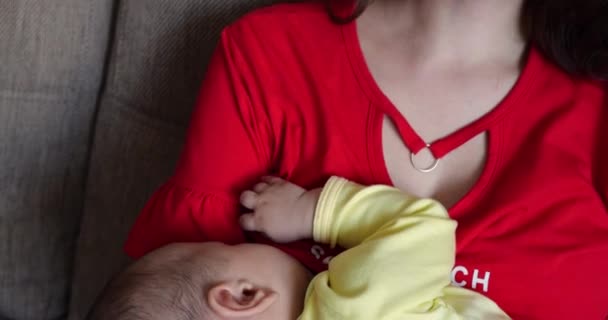 Mãe amamentando bebê em casa. conceito de maternidade e maternidade. Mãe alegre gosta de amamentar — Vídeo de Stock