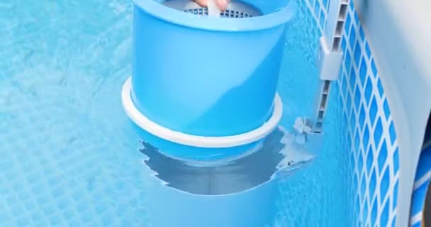 Escumadeira para a piscina de molduras. Conceito de limpeza de piscinas contaminadas — Vídeo de Stock