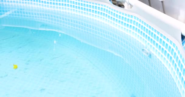 Filtro della piscina funziona nella piscina blu — Video Stock