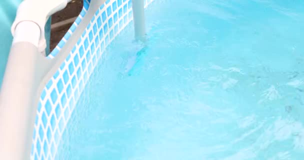 Schwimmbad mit einer speziellen Bürste reinigen — Stockvideo