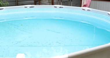 Çok kirli bir havuz.